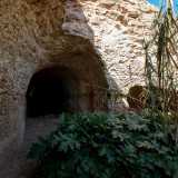 Un altro ingresso parzialmente coperto dall�edera ci d� accesso a una seconda zona della �grotta�, ancora pi� spettacolare della prima